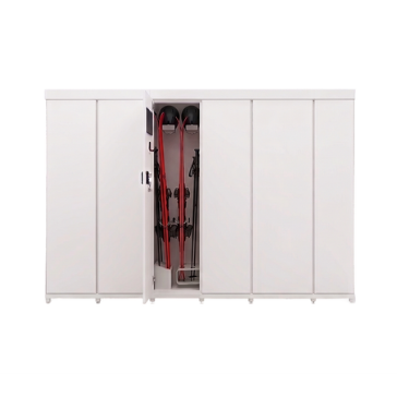 Armoire de rangement blanche avec une porte ouverte révélant des skis rouges et noirs, des bâtons et des casques rangés à l'intérieur.
